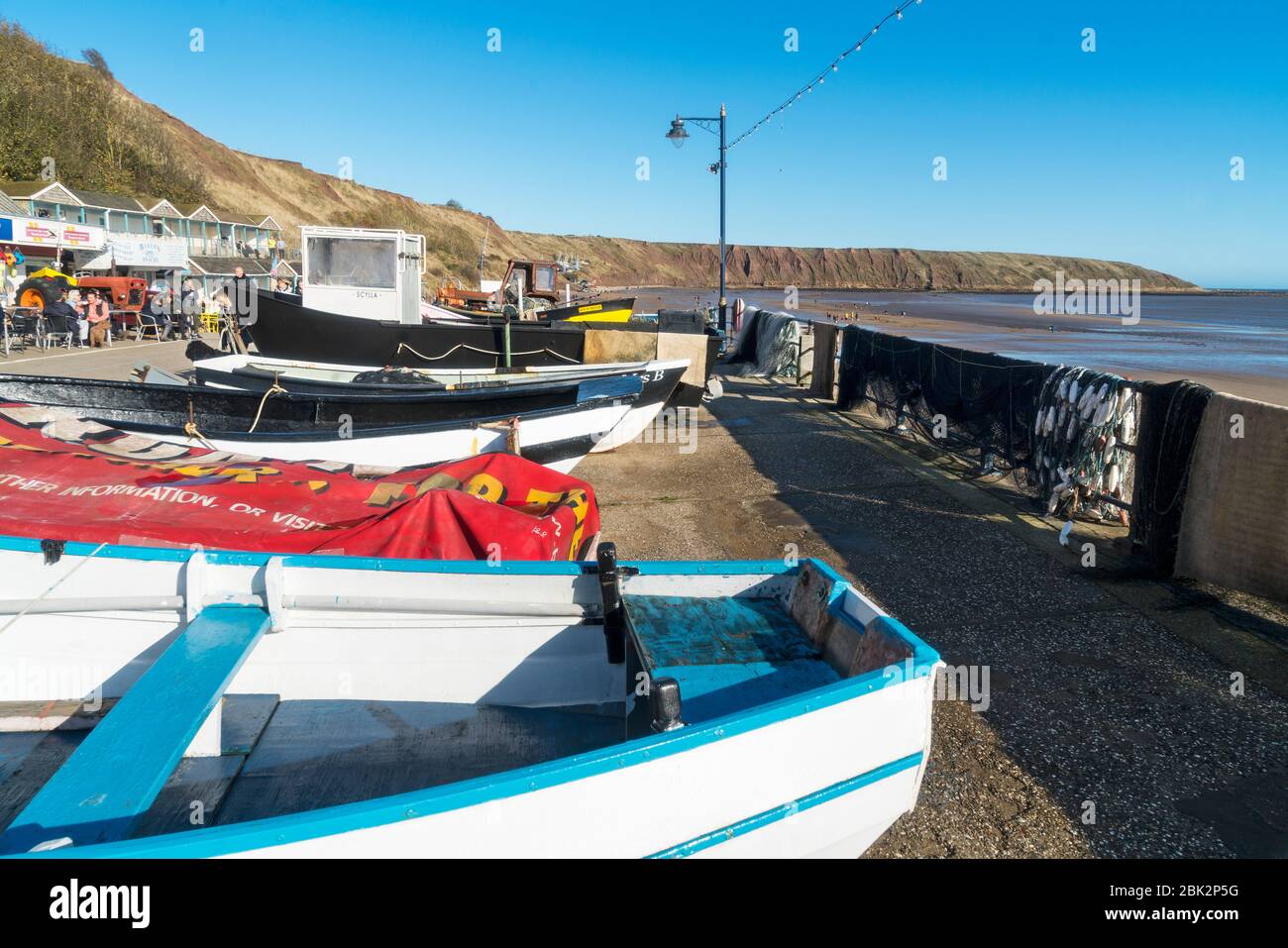 Filey Bay, promenade, bateaux, plage, automne, côte du North Yorkshire, Angleterre, Royaume-Uni Banque D'Images