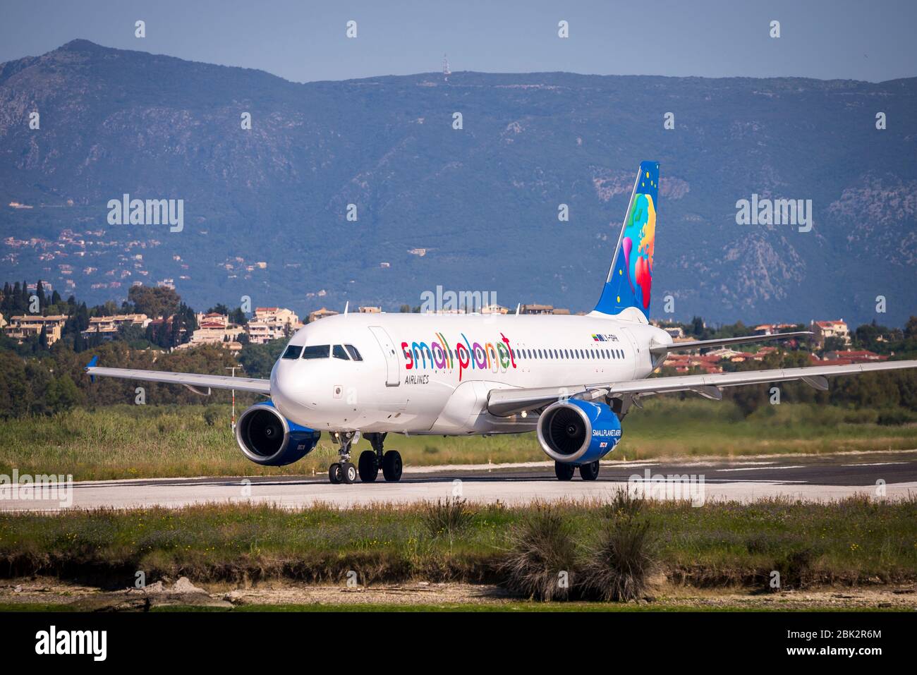 Petit Planet Airlines Airbus A 320 avion circulant sur la piste de l'aéroport international de Corfou. Banque D'Images