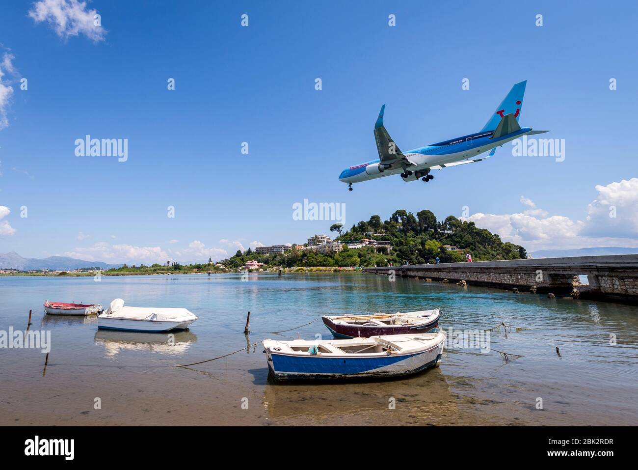 Avion Boeing 767 de Thomson entrant dans la terre au-dessus de la mer à l'aéroport international de Corfou. Banque D'Images