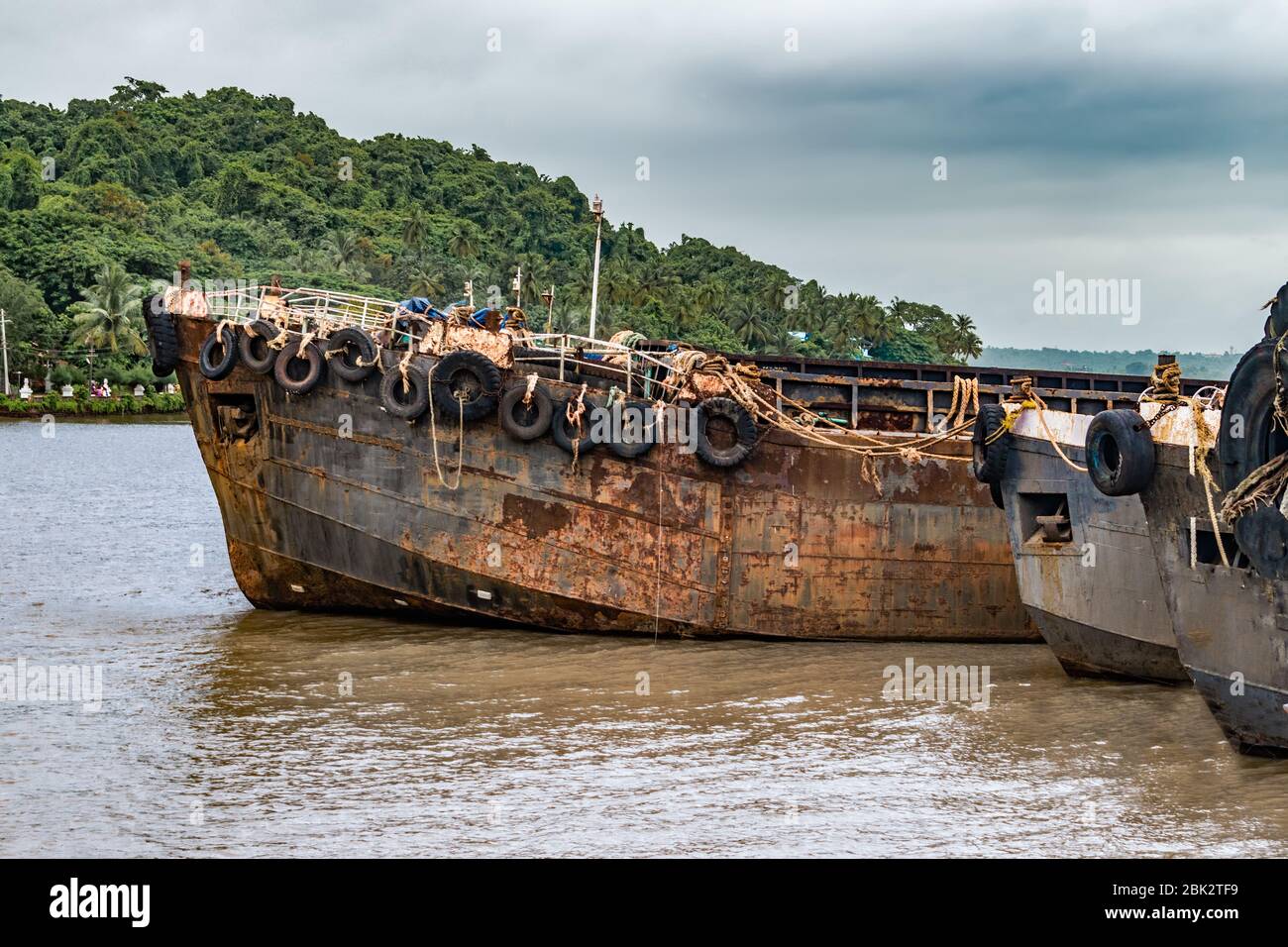 Les navires de rafles désaffectés, alias Barges, ont fait du démissioné à Ship Breaking Yard. Utilisé pour le transport des bants, désormais obsolète en raison de la récession et de l'interdiction minière Banque D'Images