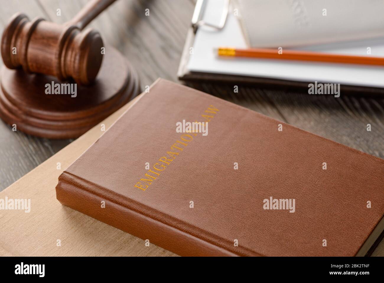 Livre de droit, texte et documents sur table en bois Banque D'Images
