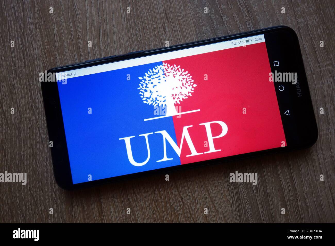 Le logo du parti Union pour un mouvement populaire (Français: Union pour un mouvement populaire) affiché sur smartphone Banque D'Images