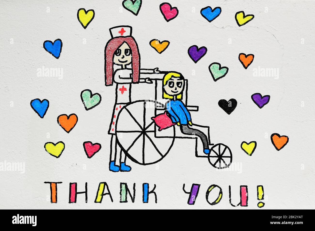 Une partie de l'œuvre d'art locale pour enfants, qui présente la toute dernière murale sur le thème du coronavirus de l'artiste irlandais Emmalene Blake, créée avec l'aide d'enfants locaux à Kingswood, Dublin, qui rend hommage aux travailleurs de première ligne. Banque D'Images