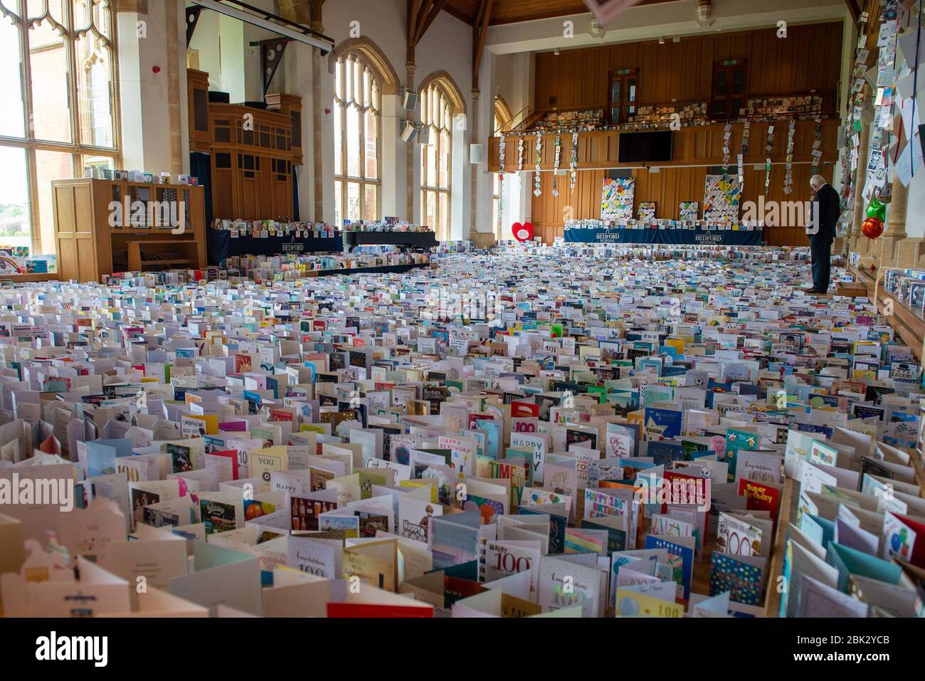 (200501) -- BEDFORDSHIRE, 1er mai 2020 (Xinhua) -- des dizaines de milliers de cartes d'anniversaire pour le vétéran britannique Tom Moore sont représentées dans une salle d'école du Bedfordshire, Grande-Bretagne, 29 avril 2020. Célébrant son 100ème anniversaire jeudi, le vétéran britannique Tom Moore a levé plus de 30 millions de livres (environ 37,8 millions de dollars américains) pour le National Health Service (NHS) en marchant sur son jardin. Crédit: Xinhua/Alay Live News Banque D'Images