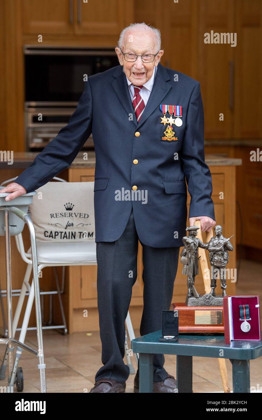 (200501) -- BEDFORDSHIRE, 1er mai 2020 (Xinhua) -- le vétéran britannique Tom Moore pose une photo avec la médaille et les cadeaux qu'il a reçus dans le Bedfordshire, Grande-Bretagne, le 30 avril 2020. Célébrant son 100ème anniversaire jeudi, le vétéran britannique Tom Moore a levé plus de 30 millions de livres (environ 37,8 millions de dollars américains) pour le National Health Service (NHS) en marchant sur son jardin. Crédit: Xinhua/Alay Live News Banque D'Images