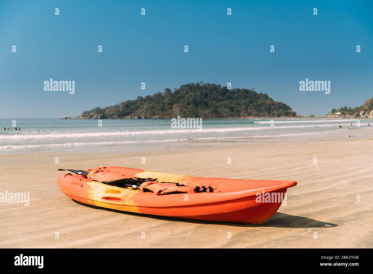 Canacona, Goa, Inde. Canoë kayak à louer stationné sur la célèbre plage de Palolem en été Sunny Day. Banque D'Images