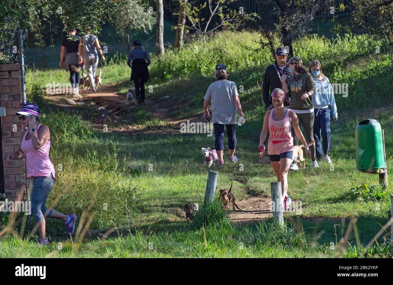 Johannesburg, Afrique du Sud. 1 mai 2020. Les habitants de la région peuvent profiter d'activités de plein air à Johannesburg, en Afrique du Sud, le 1er mai 2020. L'Afrique du Sud a commencé à assouplir les restrictions de verrouillage depuis vendredi. Crédit: Chen Cheng/Xinhua/Alay Live News Banque D'Images