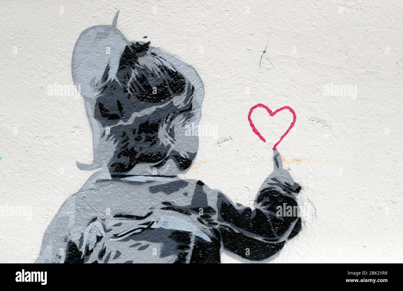 Une partie de l'œuvre d'art locale pour enfants, qui présente la toute dernière murale sur le thème du coronavirus de l'artiste irlandais Emmalene Blake, créée avec l'aide d'enfants locaux à Kingswood, Dublin, qui rend hommage aux travailleurs de première ligne. Banque D'Images