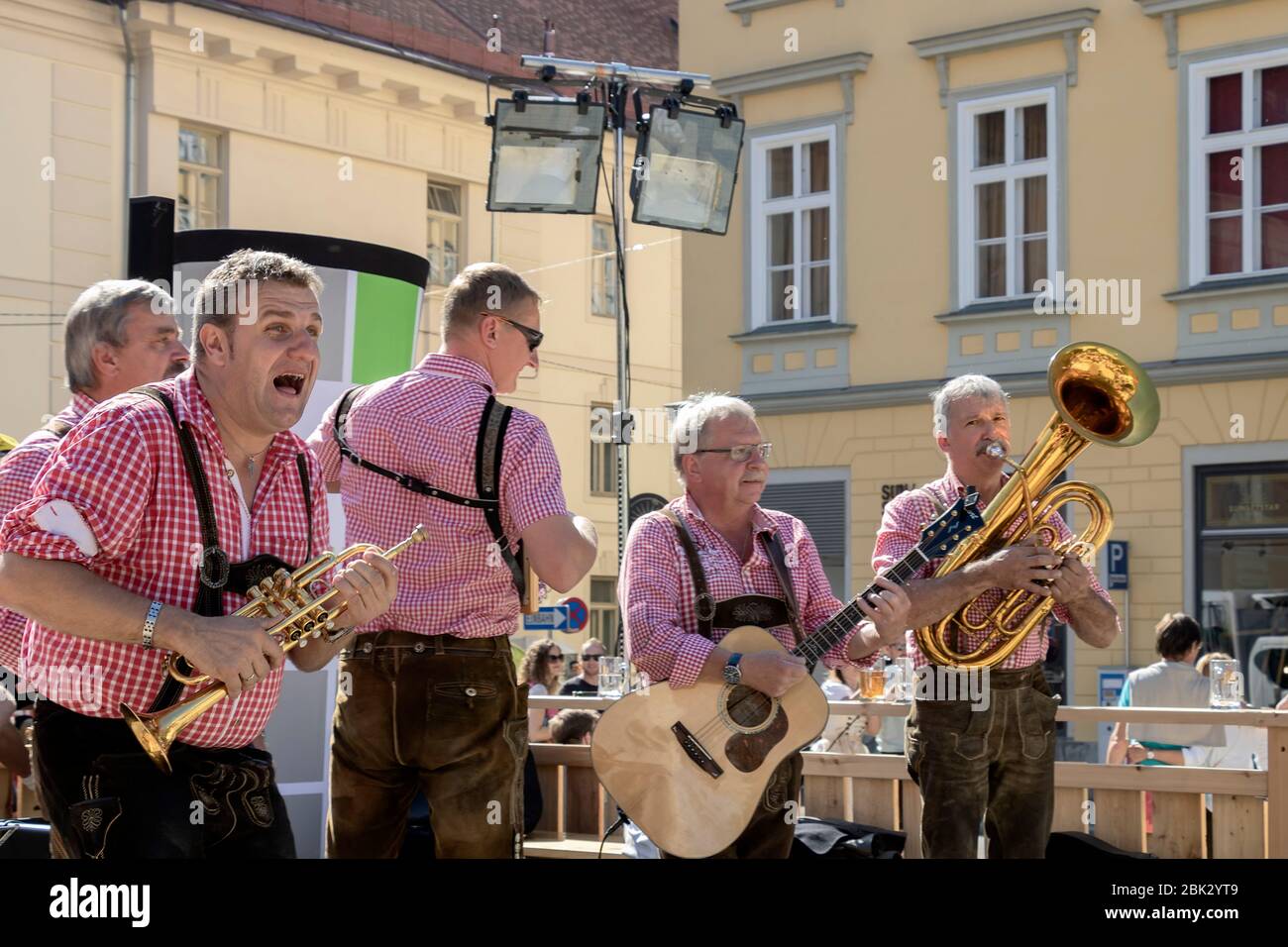 Graz/Autriche - septembre 2019 : festival annuel d'automne de la culture populaire styrienne (Aufsteirern). Groupe d'hommes dans des robes traditionnelles brillantes jouant folk m Banque D'Images