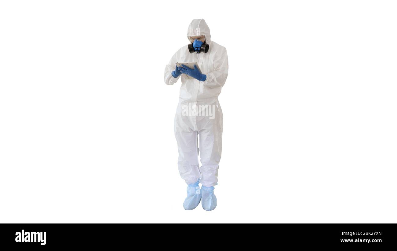 Médecin de sexe masculin en costume de protection utilisant une tablette numérique sur fond blanc. Banque D'Images