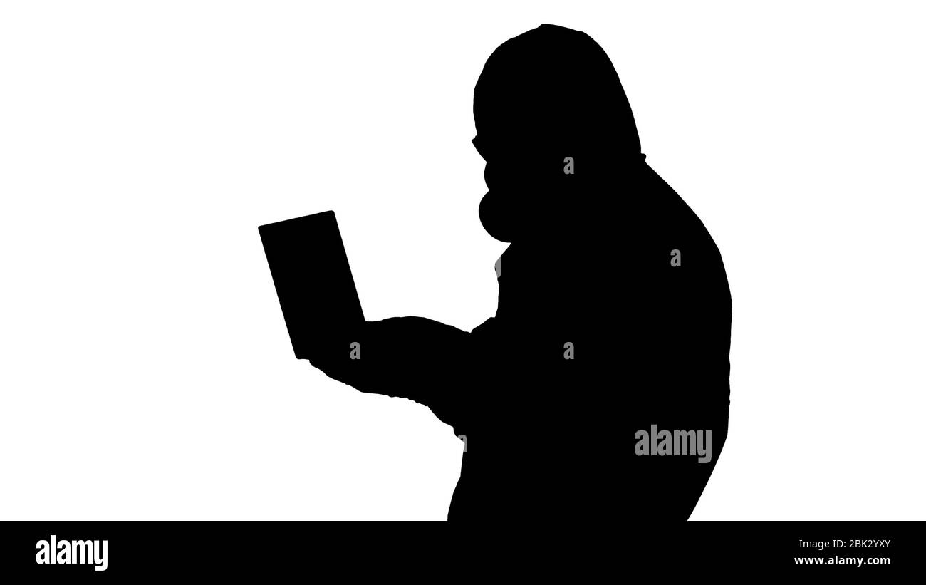 Silhouette médecin en uniforme de protection blanc à l'aide d'un ordinateur portable. Banque D'Images