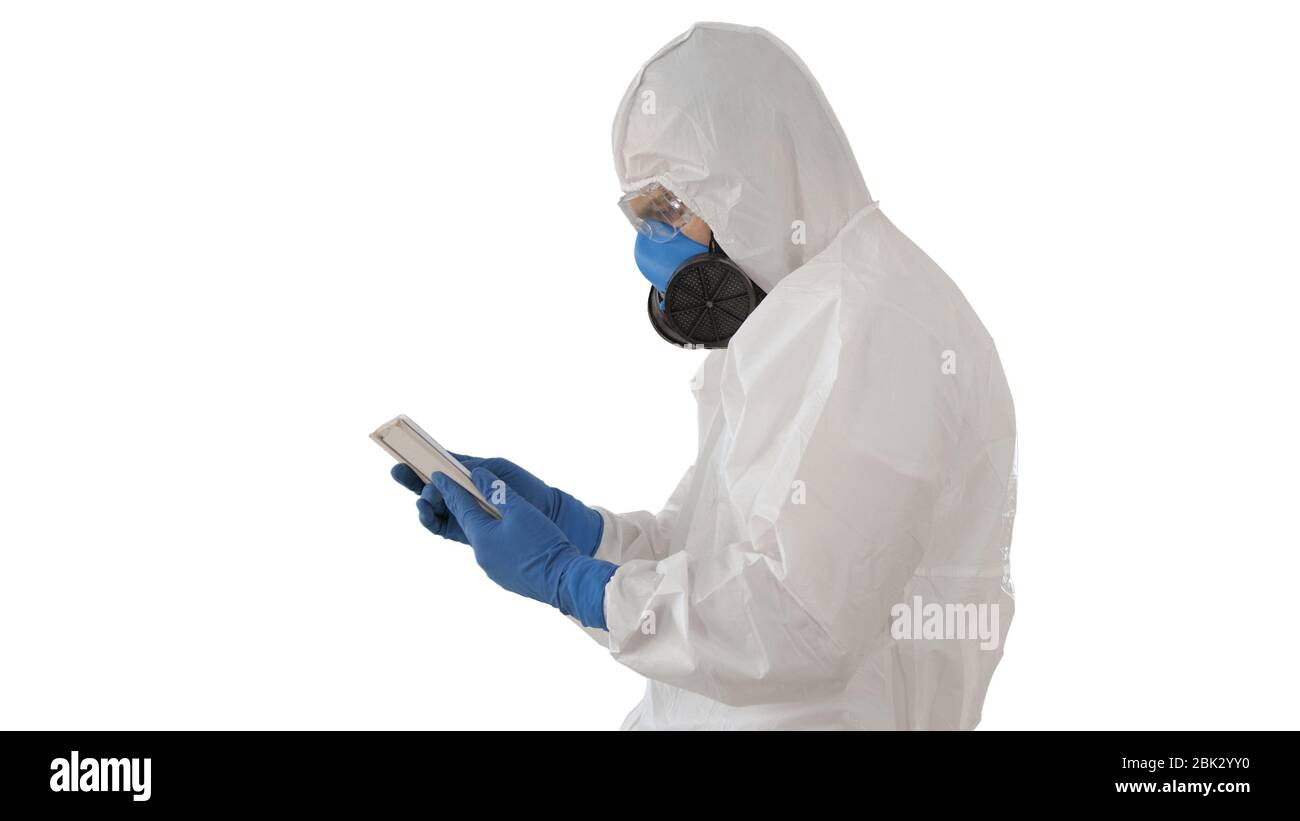 Médecin en costume de protection avec tablette numérique, concept Covid-19 sur fond blanc. Banque D'Images