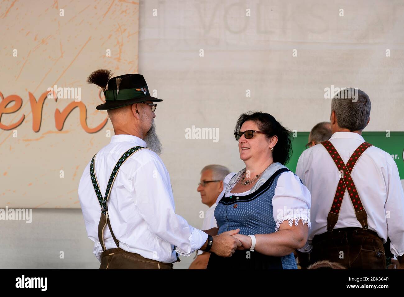 Graz/Autriche - septembre 2019 : festival annuel d'automne de la culture populaire styrienne (Aufsteirern). Danses folkloriques des hommes et des femmes styriens dans la tradition lumineuse Banque D'Images