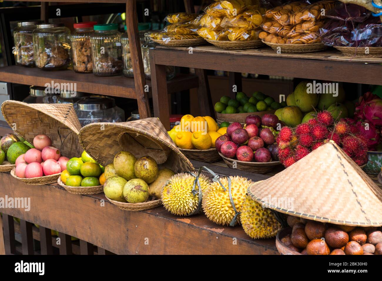 Une cabine de fruits le long de la route à Ubud, Bali, Indonésie Banque D'Images