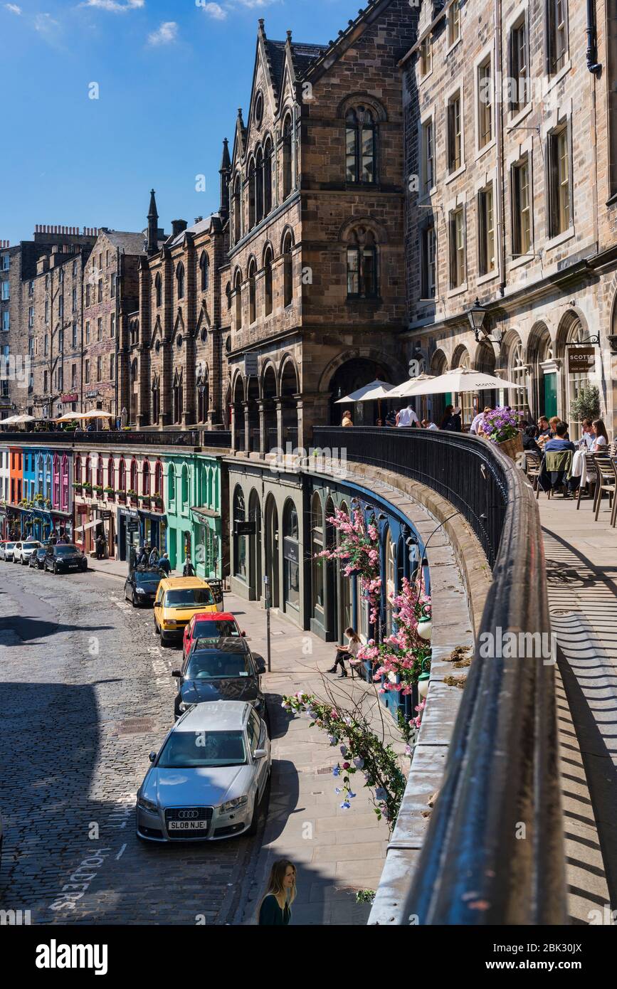 Edinburgh, journée ensoleillée et lumineuse dans la rue Victoria et la terrasse, Edimbourg, Ecosse, Royaume-Uni. Banque D'Images