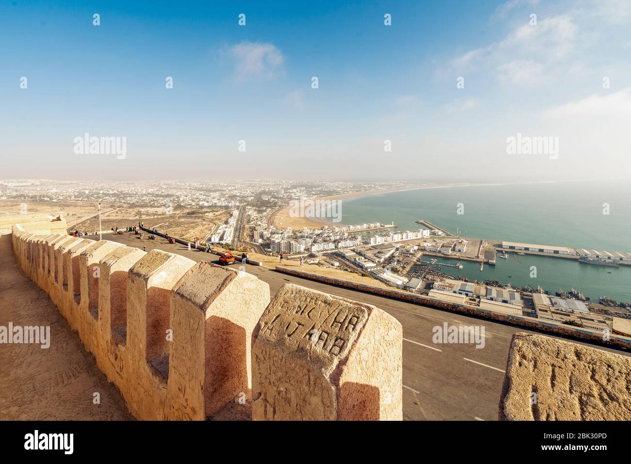 Agadir moderne avec une large plage et un port vu des murs de la vieille ville sur la colline d'Oufella, au Maroc, en Afrique Banque D'Images