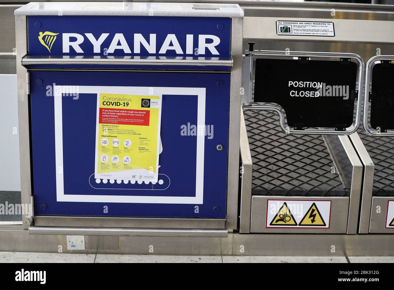 Informations sur coronavirus au bureau d'enregistrement de Ryanair au terminal 1 de l'aéroport de Dublin. Le groupe aérien budgétaire a annoncé que jusqu'à 3 000 emplois dans les pilotes et les équipages de cabine seront réduits dans un programme de restructuration qui pourrait également impliquer des congés non payés, des salaires réduits de 20 %, Et la fermeture de "plusieurs bases d'avions à travers l'Europe" jusqu'à ce que la demande de voyages aériens se rétablit. Date de l'image: Vendredi 1er mai 2020. Voir l'histoire de PA SANTÉ Coronavirus. Crédit photo devrait lire: Brian Lawless/PA Wire Banque D'Images