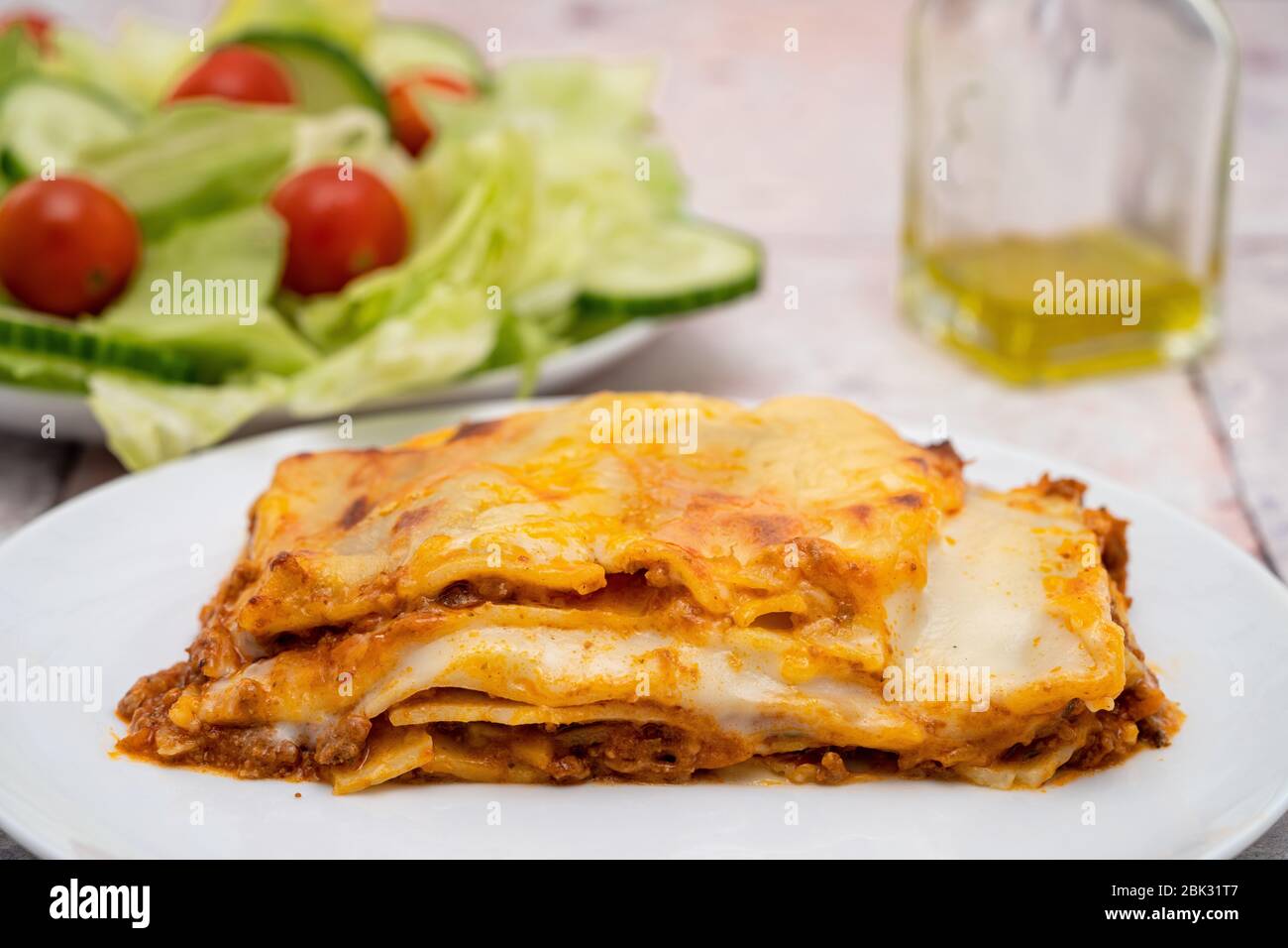 Lasagnes de bœuf avec salade latérale Banque D'Images