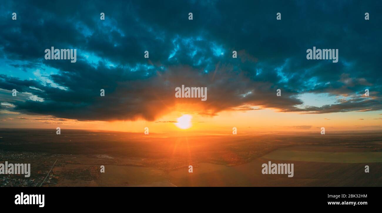 Vue aérienne du soleil dans le ciel spectaculaire lumineux de Sunrise. Ciel pittoresque et coloré à Dawn. Coucher du soleil au-dessus de l'automne Field et Meadow, paysage forestier à Eve Banque D'Images