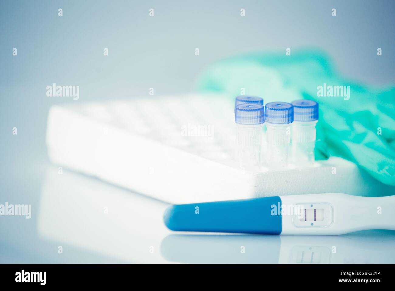 Test de grossesse positif pendant une pandémie de coronavirus Banque D'Images