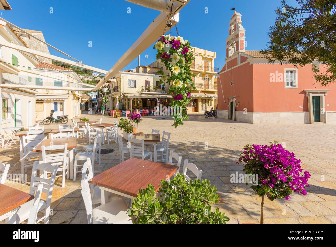 Place principale avec taverne et église à Gaios, Paxos, Grèce Banque D'Images