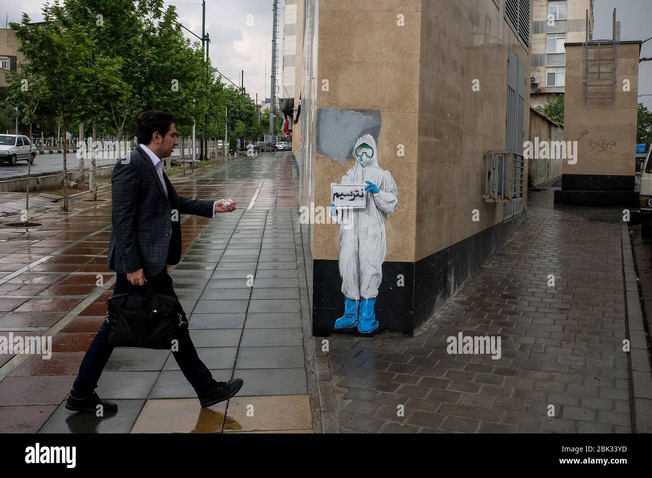 Téhéran, Iran. 30 avril 2020. Un graffiti est vu dans le centre-ville de Téhéran, à la suite de la nouvelle maladie du coronavirus (COVID-19) qui surpasse en Iran. Crédit: Rouzbeh Fouladi/ZUMA Wire/Alay Live News Banque D'Images