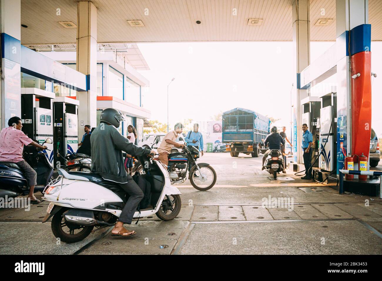 Verna, Goa, Inde - 14 février 2020: Les scooters font le plein à la pompe à essence HP Banque D'Images