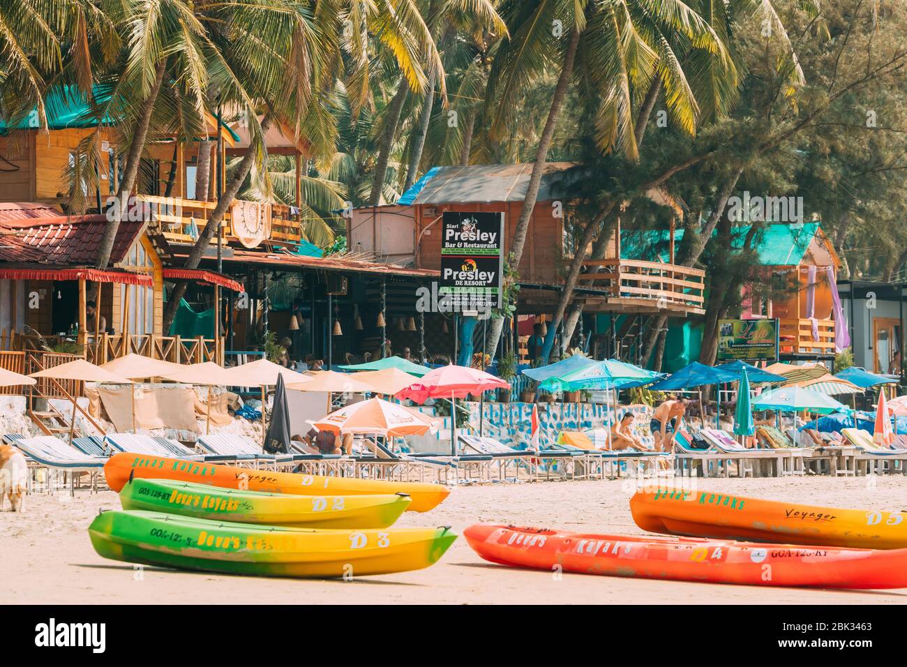 Canacona, Goa, Inde - 16 février 2020: Canoë kayak à louer stationné sur la célèbre plage de Palolem en été Sunny Day. Banque D'Images