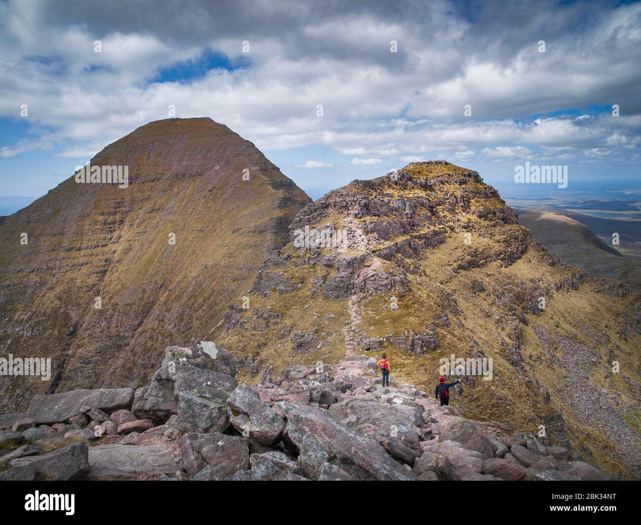 Marcheurs sur une crête promenade sur Beinn Alligin a munro (3000ft plus) montagne dans la région de Torridon de Wester Ross dans le nord-ouest des Highlands d'Écosse Banque D'Images