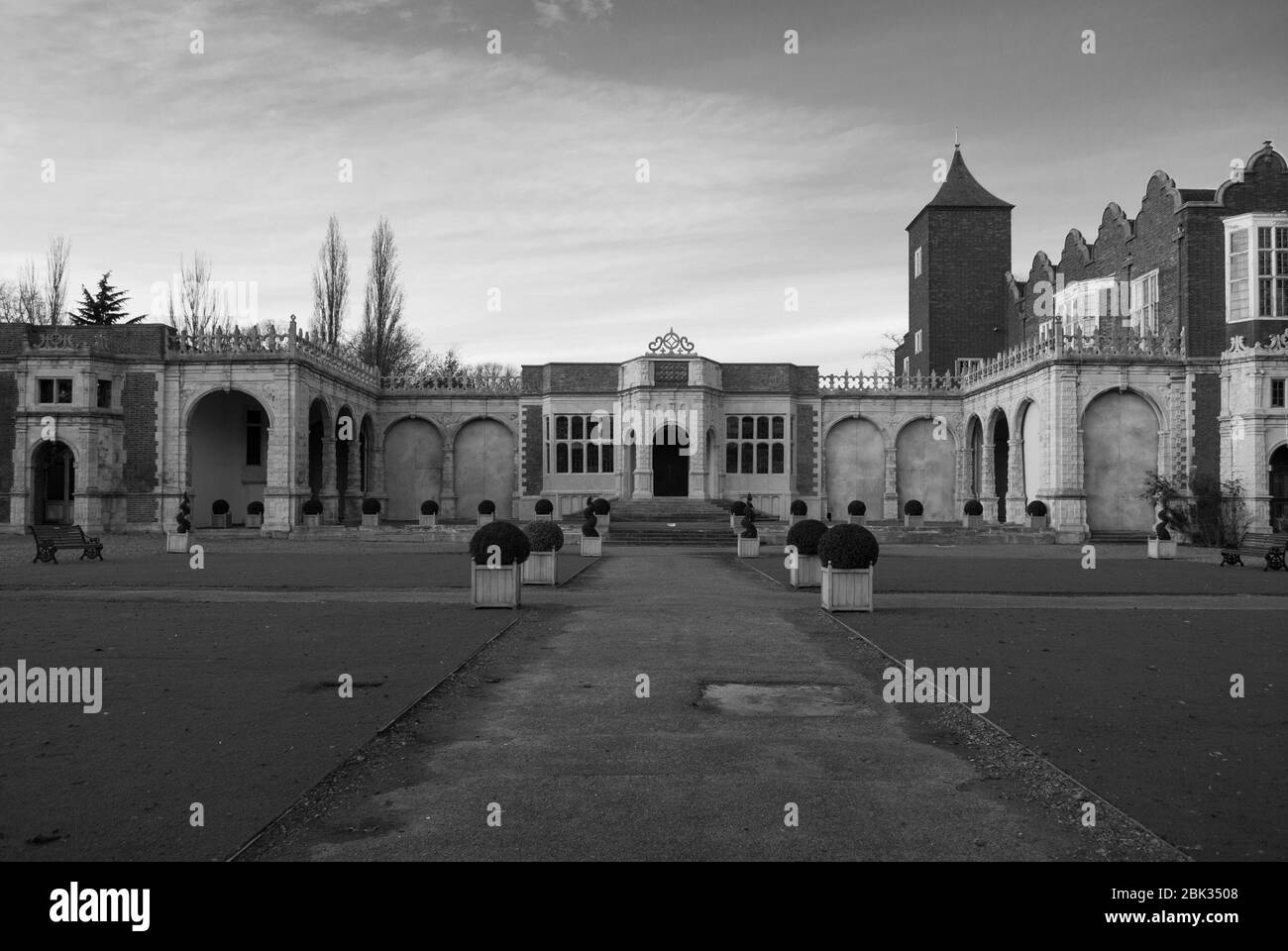 Jacobean Architecture Ruins Old Country House Holland Park Red Brick Stone Palace Holland House, Kensington, Londres W8 7QU par John Thorpe Banque D'Images