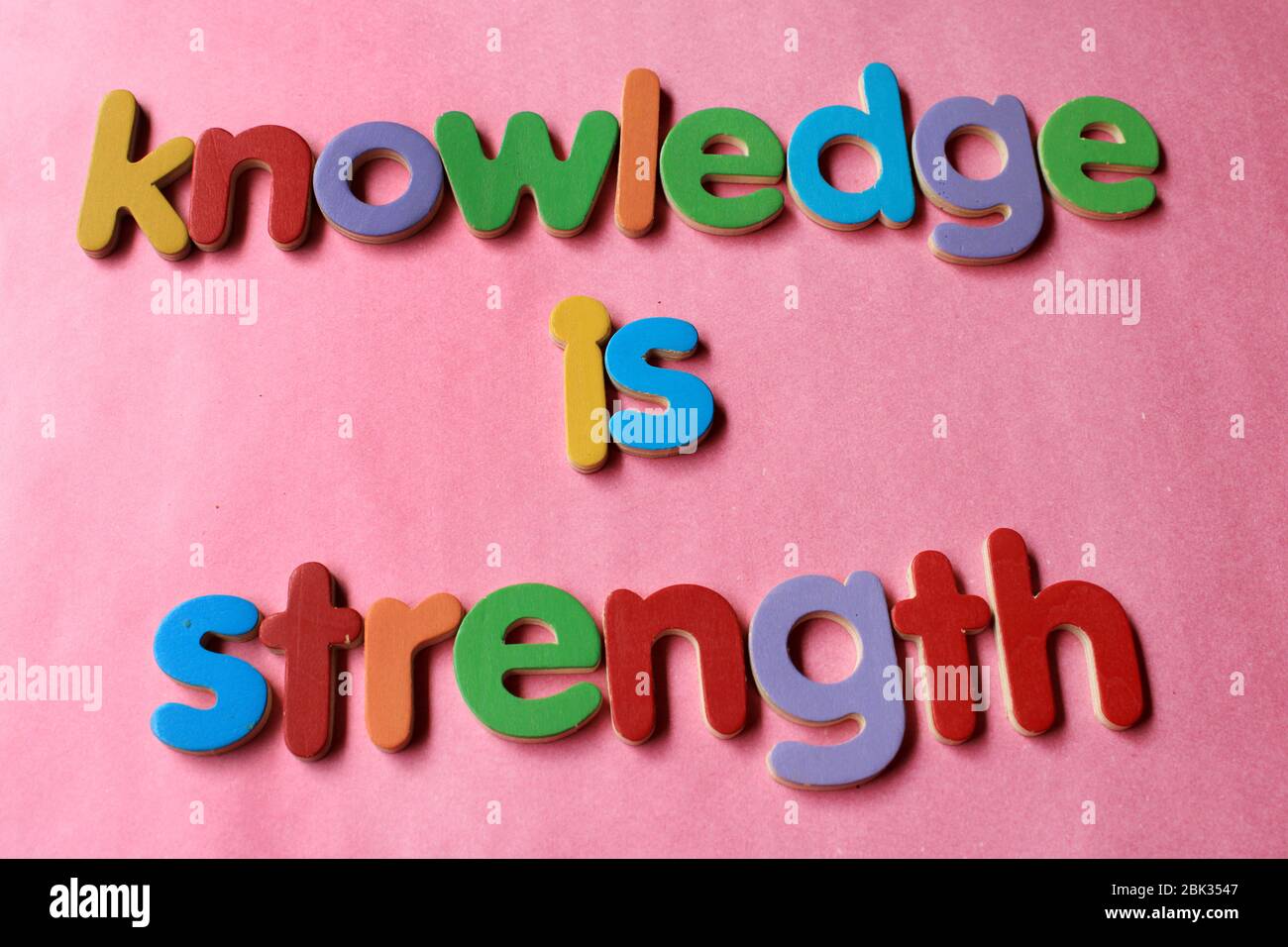 La connaissance est la force. La connaissance est la force écrite sur le mur en utilisant l'alphabet anglais en bois. Banque D'Images