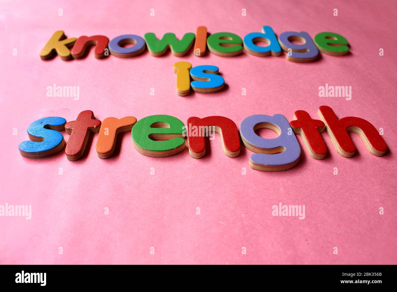 La connaissance est la force. La connaissance est la force écrite sur le mur en utilisant l'alphabet anglais en bois. Banque D'Images