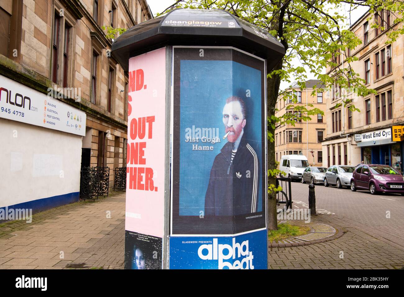 Glasgow, Écosse, Royaume-Uni. 1 mai 2020. Le coronavirus est verrouillé dans le West End de Glasgow. Affiche « jist Gogh Hame » « LockDown art » de l'artiste Ross Muir de Giffnock. Les affiches de l'artiste Vincent Van Gogh portant un tracksuit Adidas sont affichées dans toute la ville crédit: Kay Roxby/Alay Live News Banque D'Images