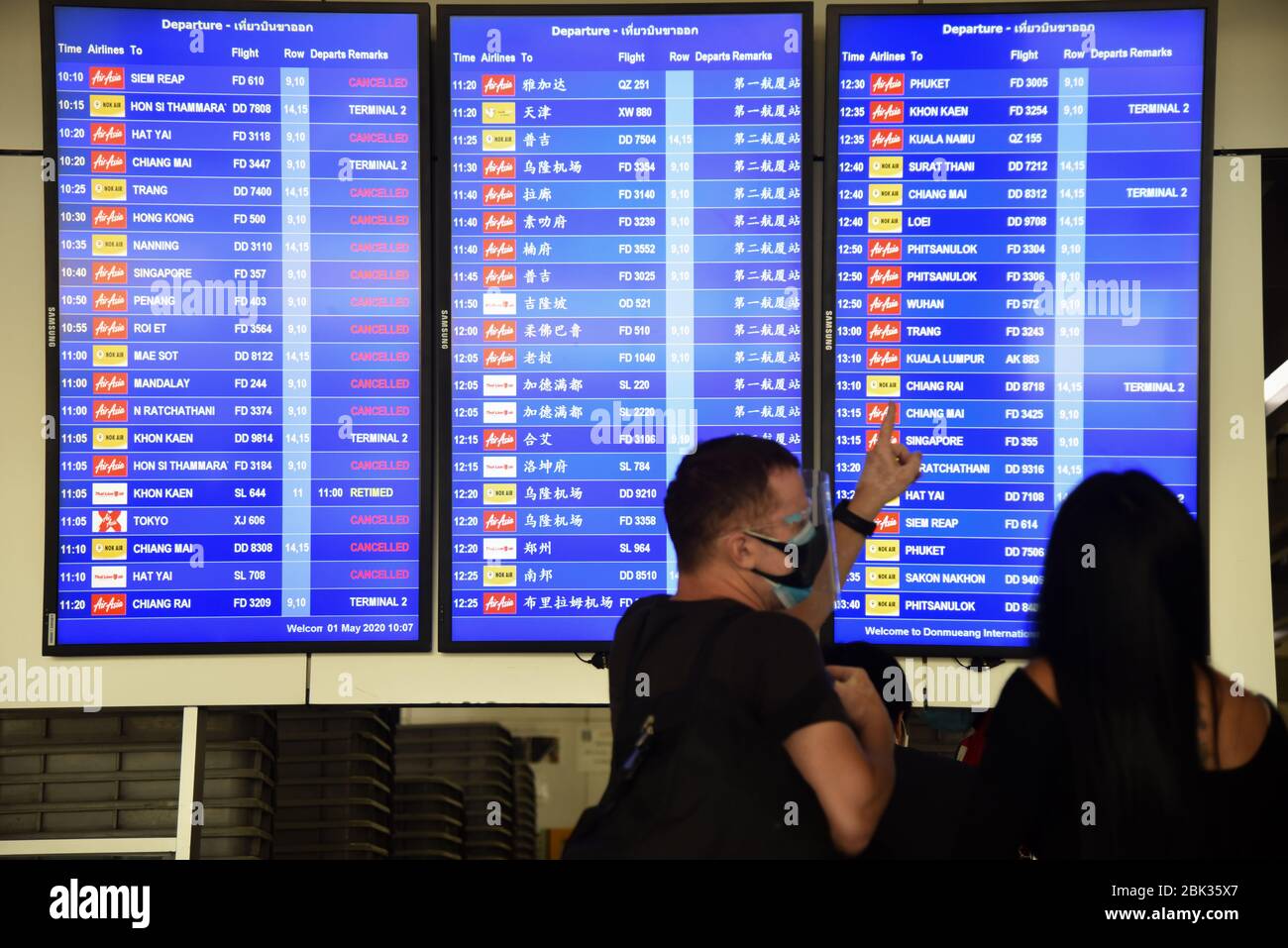 Bangkok, Thaïlande. 01 mai 2020. Vue d'un écran d'affichage des informations de vol à l'aéroport international Don Muang pendant la crise de Coronavirus (COVID-19).compagnie aérienne à bas prix qui reprend ses opérations intérieures à partir du 1er mai 2020 en service pour les passagers ayant besoin de voyager. Après la fermeture temporaire du vol en raison de la pandémie de Covid-19. Crédit: SOPA Images Limited/Alay Live News Banque D'Images