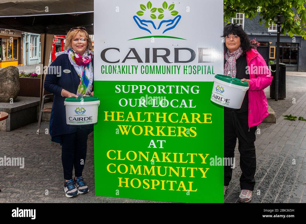 Clonakilty, West Cork, Irlande. 1 mai 2020. Les amis de l'hôpital communautaire de Clonakilty ont créé un défi de 24 heures pour recueillir des fonds pour l'hôpital. En plus d'une page Go Fund Me, les bénévoles marchent pendant 24 heures, Clonakilty Tri Club est impliqué et les membres de Clonakilty Road Runners sont à 500 miles. Sur la photo, les dons de la place Astna sont Eileen Sheppard et Clare Cunningham, tous deux de Clonakilty. Crédit: AG News/Alay Live News. Banque D'Images