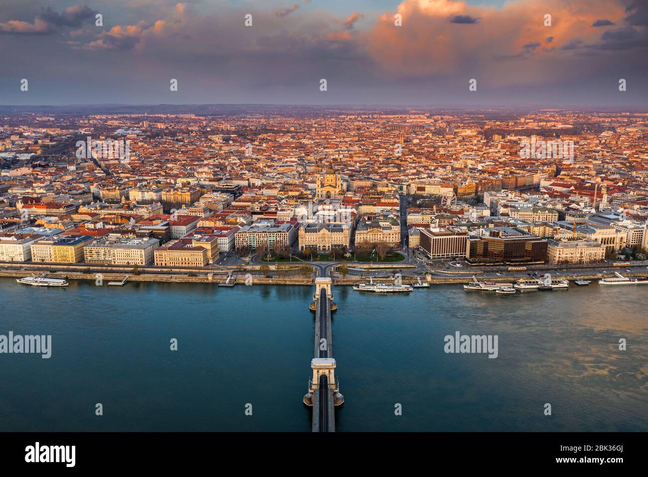 Budapest, Hongrie - de beaux nuages dorés au-dessus du centre de Budapest au coucher du soleil pris d'en haut. Pont de la chaîne de Szechenyi, Danube, St.Stephen's Banque D'Images