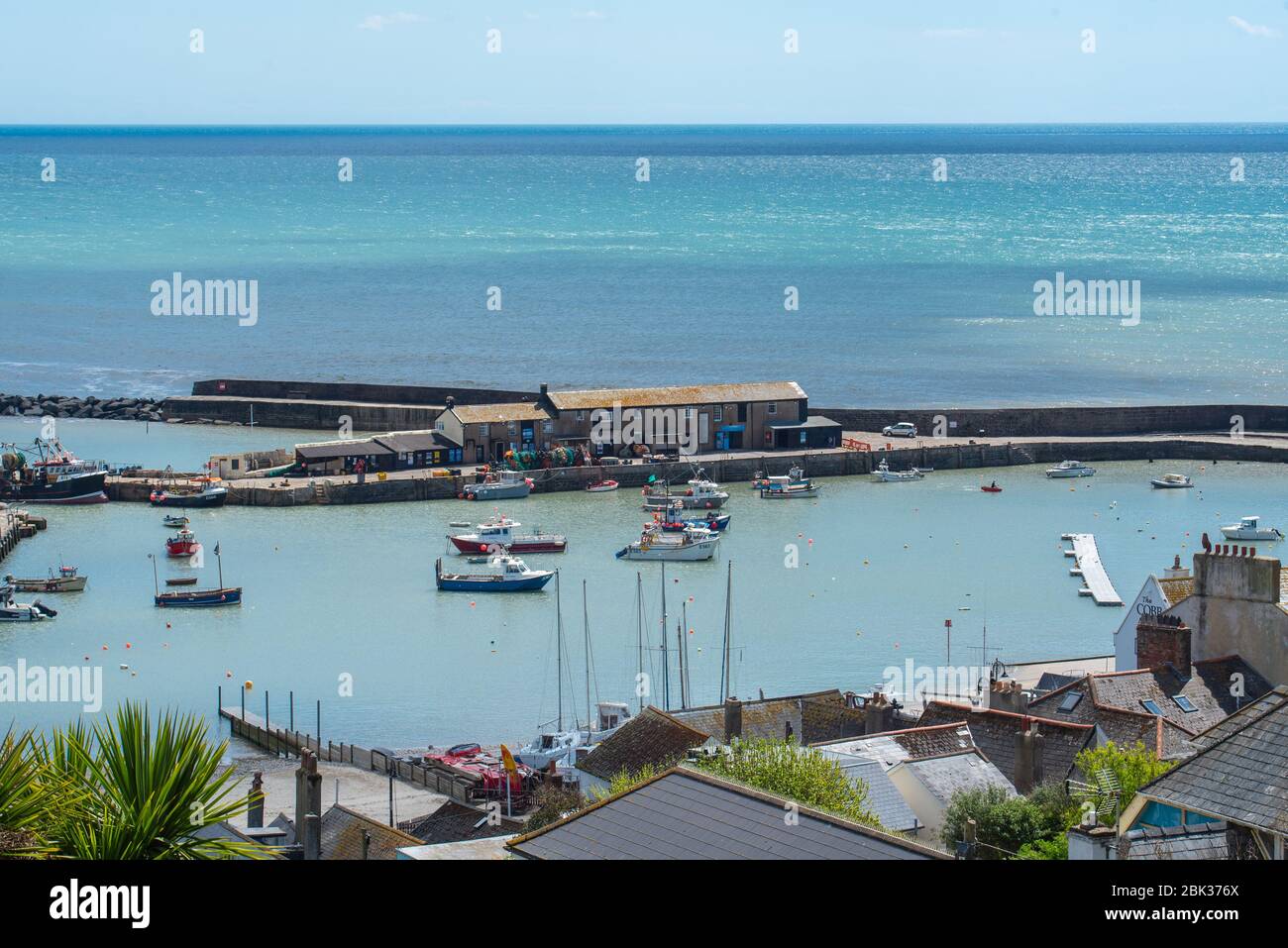 Lyme Regis, Dorset, Royaume-Uni. 1 mai 2020. Météo britannique : un début lumineux et ensoleillé au mois de mai, avec un retour sous haute pression qui apporte un soleil brillant et un ciel bleu à la station balnéaire de Lyme Regis. Malgré les prévisions météorologiques pour ce week-end et la semaine prochaine, le complexe devrait rester au calme de façon saisonnière, car les restrictions de verrouillage du coronavirus se poursuivent en mai. Crédit: Celia McMahon/Alay Live News Banque D'Images