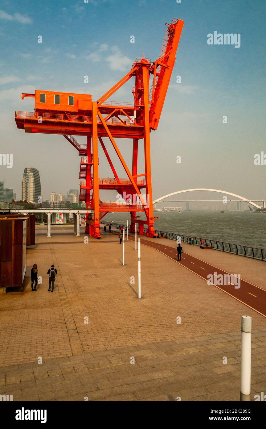 Grande vieille grue d'expédition par la rivière Huangpu près du Musée depuis longtemps. West Bund, Shanghai, Chine. Banque D'Images