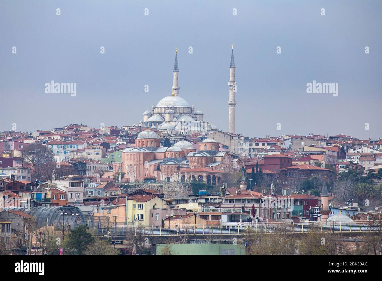 Vue sur la Mosquée Zeyrek ou le monastère du Pantocrator, est une mosquée importante à Istanbul avec la Mosquée Fatih à Fatih, Istanbul, Turquie. Banque D'Images