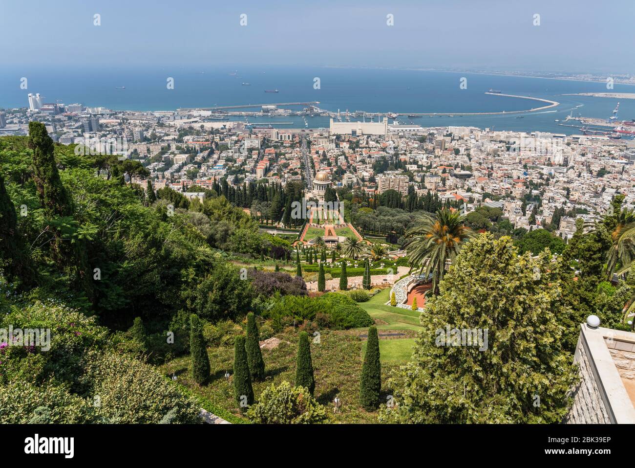 Israël, Haïfa, les jardins Bahai sur les pentes du Mont Carmel à Haïfa, Israël, abrite le Centre mondial Bahai pour la religion Bahai ainsi que le sanctuaire du Bab, fondateur de la religion. Les jardins sont composés de 19 terrasses paysagers et s'étendent sur près d'un kilomètre de haut en bas. Il donne sur la ville de Haïfa. Banque D'Images