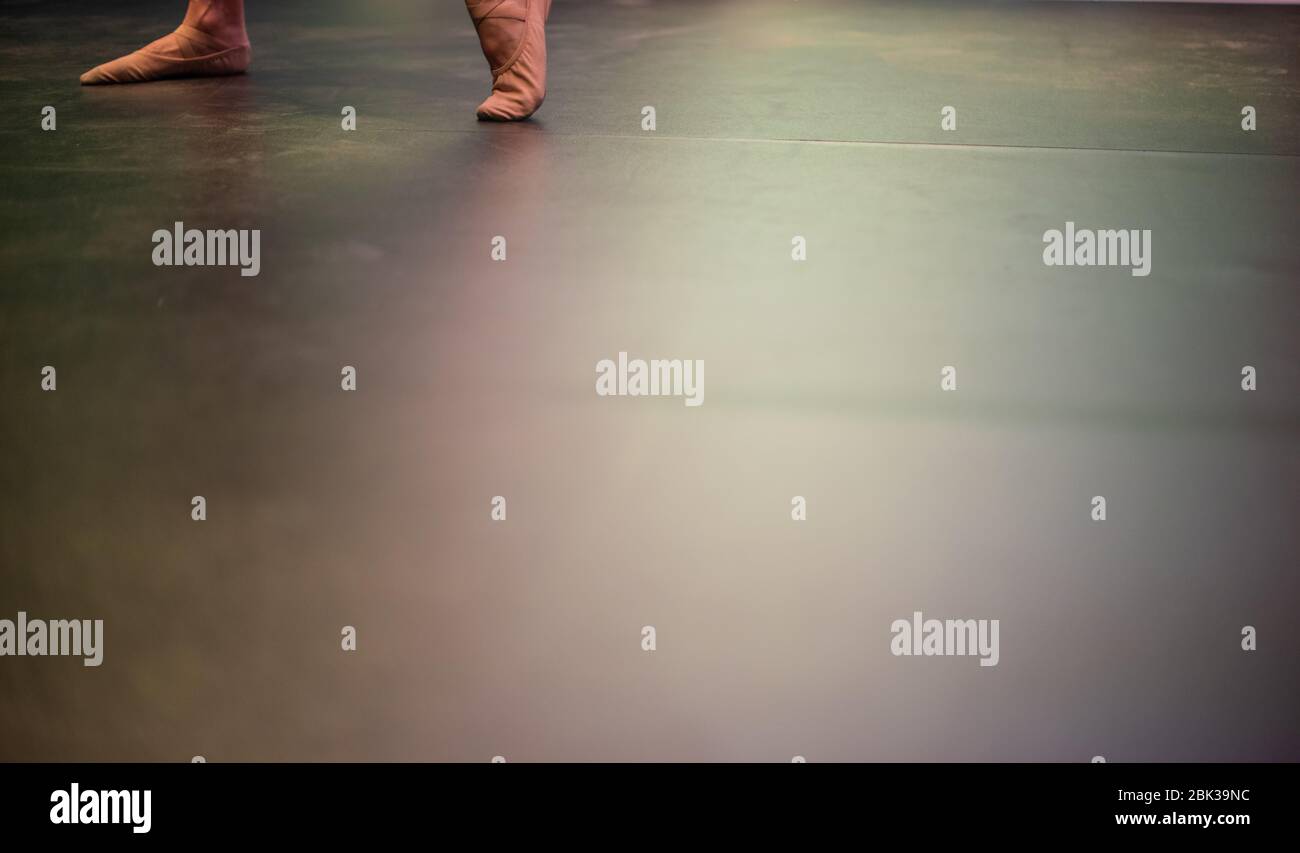 Pieds courts de danseuse de ballet sur le sol Banque D'Images