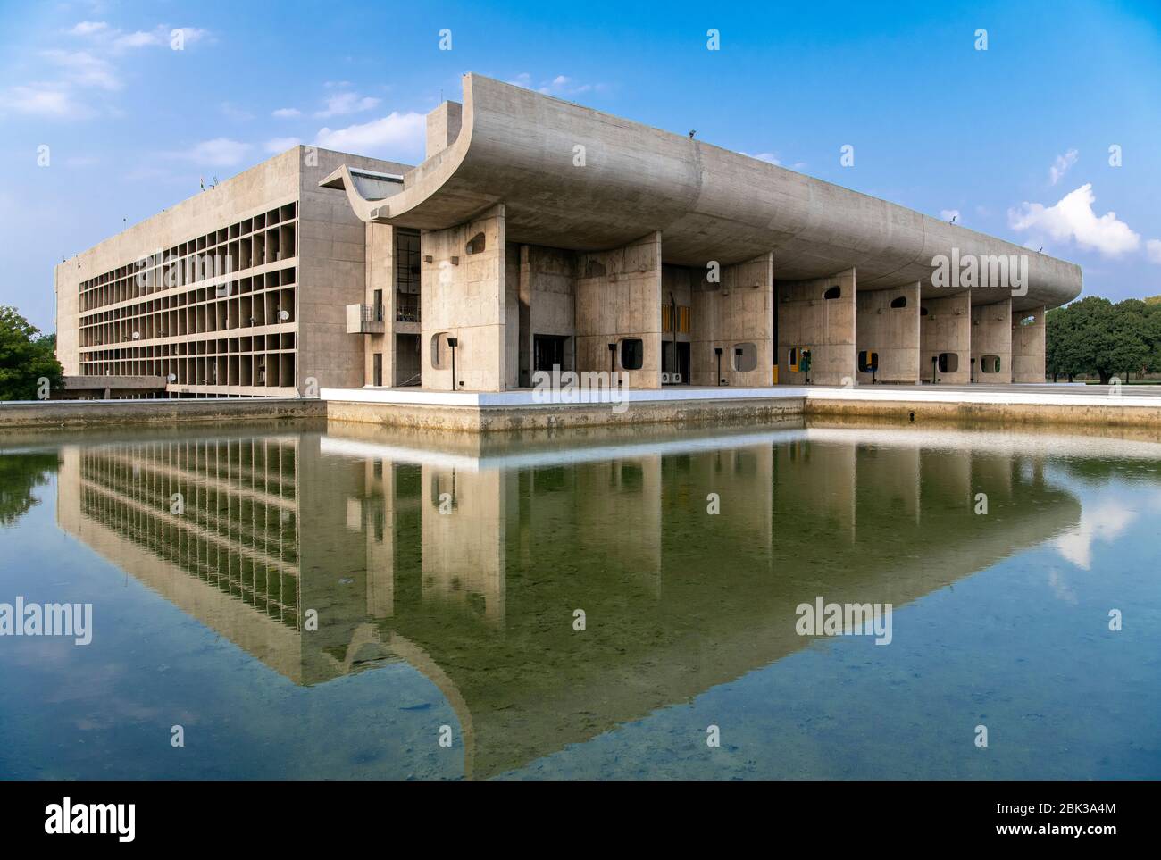 Haryana Vidhan bâtiment et Parlement d'Etat architecte le Corbusier Chandigarh Punjab Inde Banque D'Images