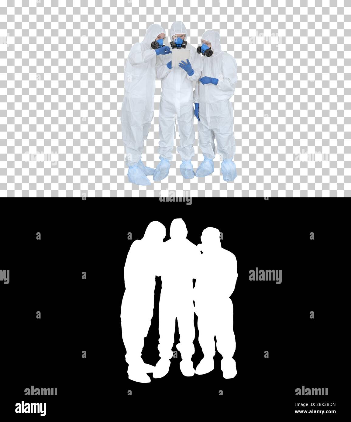 Médecins ou scientifiques portant des combinaisons hazmat travaillant ensemble sur une tablette numérique, Alpha Channel Banque D'Images