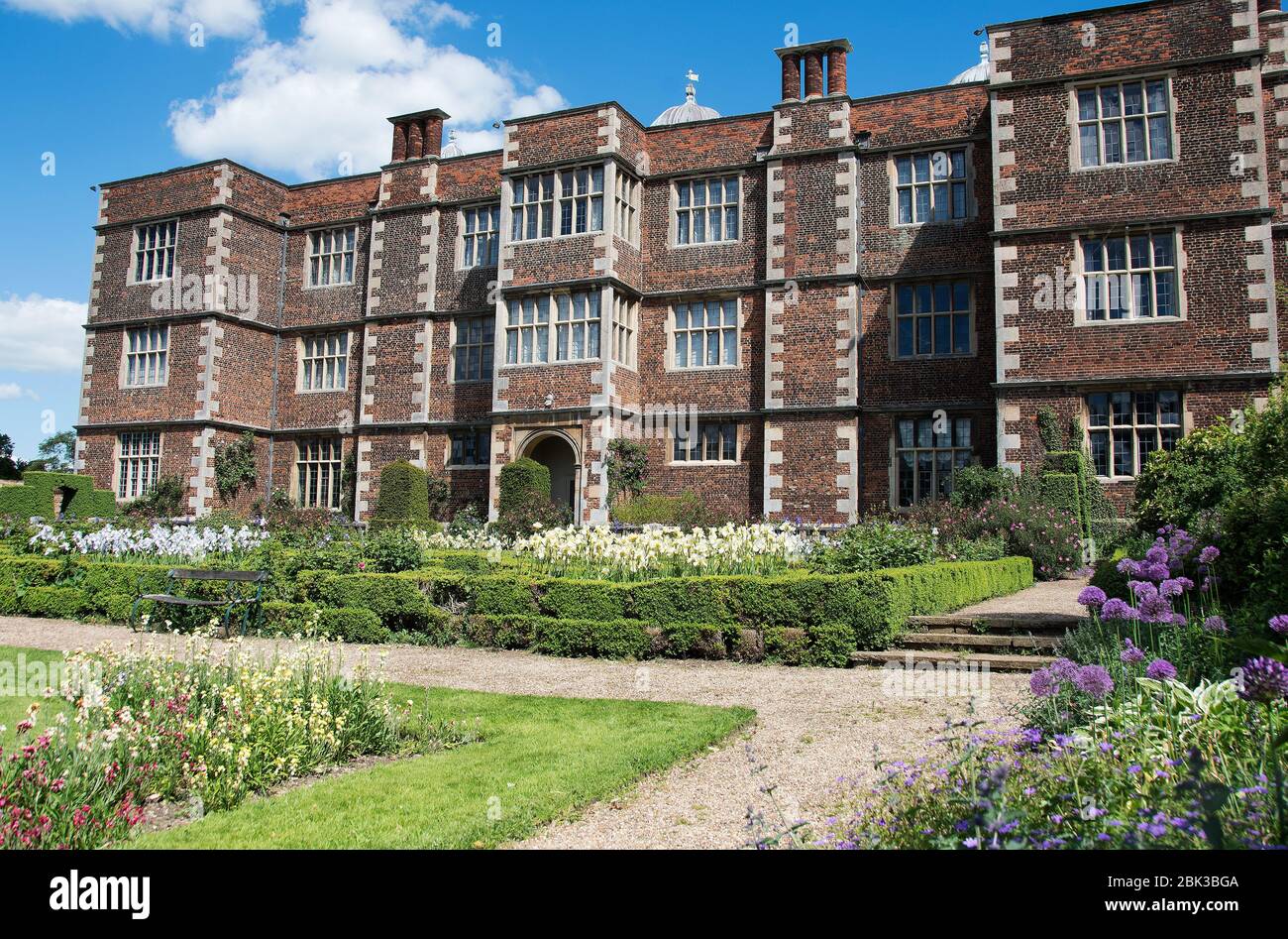 Jardins formels Doddington Hall avec roses arbustives ; grand iris et alliums béaredés Banque D'Images