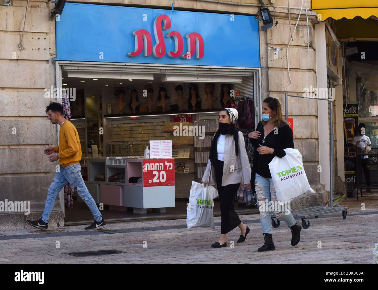 Jérusalem, Israël. 1 mai 2020. Un israélien porte un masque facial obligatoire, en raison de la pandémie de COVID-19, lors des achats à Jérusalem, le vendredi 1er mai 2020. Israël a assoupli certaines restrictions de coronavirus, permettant aux petits magasins et aux salons de beauté de s'ouvrir, tout en maintenant les règles strictes de distanciation sociale. Photo de Debbie Hill/UPI crédit: UPI/Alay Live News Banque D'Images