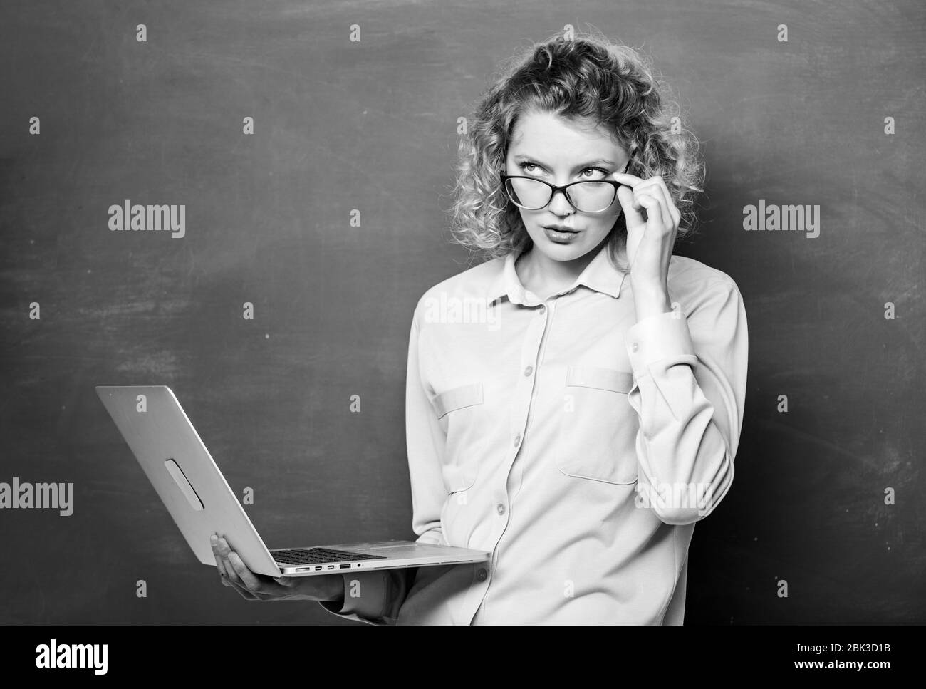 Étudiant de la tige. L'informatique et la programmation. Ordinateur portable enseignant tableau recherche d'informations de fond. Ordinateur portable femme surf internet. Cours en ligne de l'enseignement. L'école en ligne. Travail à distance. Étudier en ligne. Banque D'Images