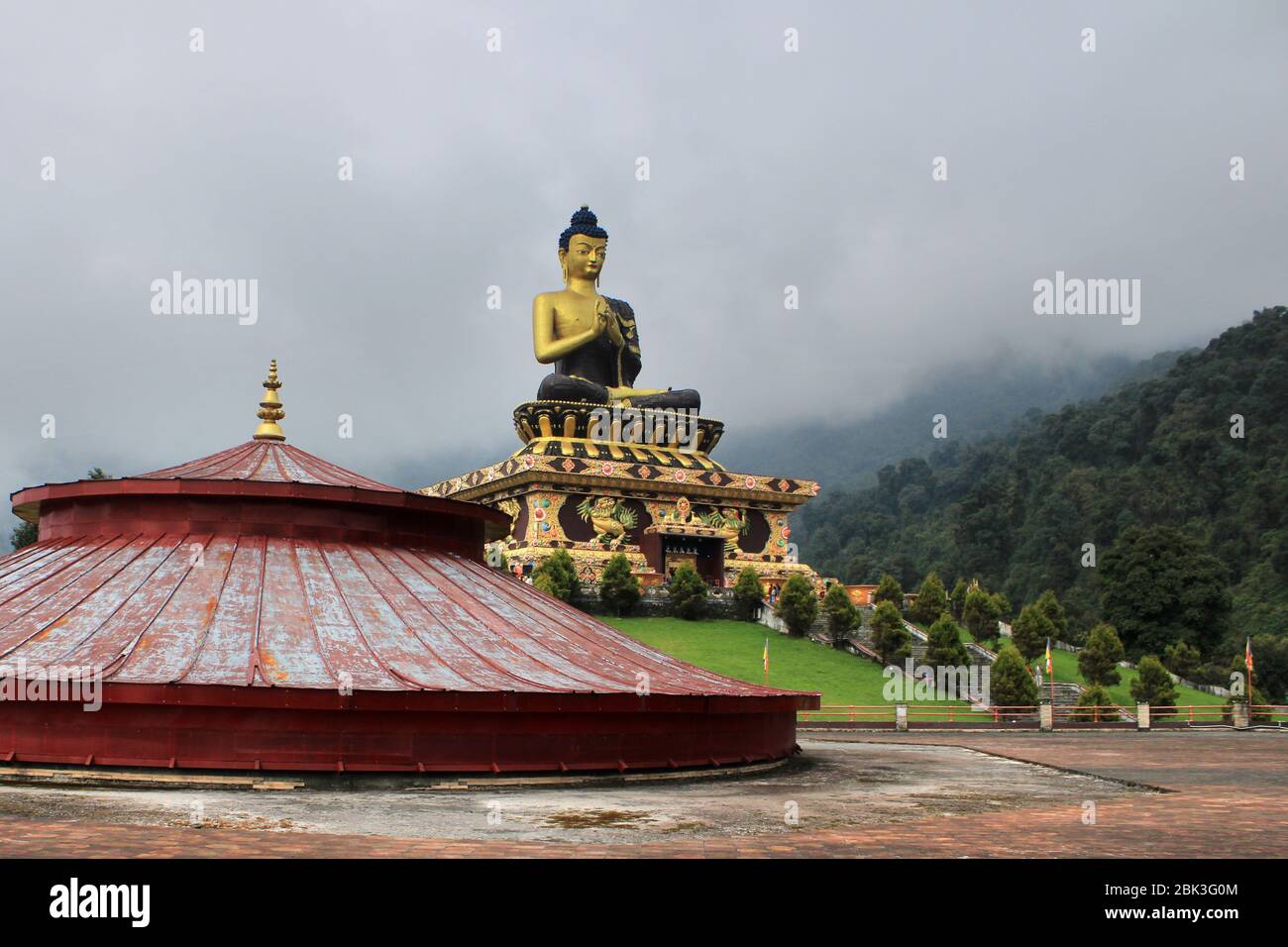 Parc de Bouddha de Ravangla. Magnifique statue immense de Bouddha, à Rabangla , Sikkim , Inde. Statue de Bouddha Gautama dans le parc de Bouddha de Ravangla. Banque D'Images