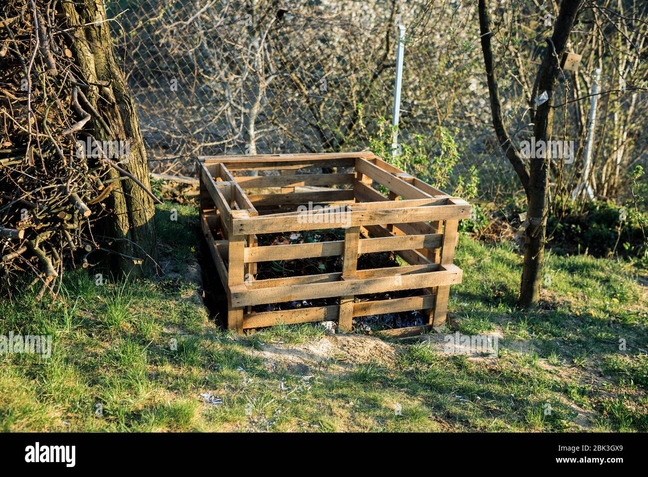 Bac à compost de palette. Affiche faite de palettes dans le jardin Banque D'Images