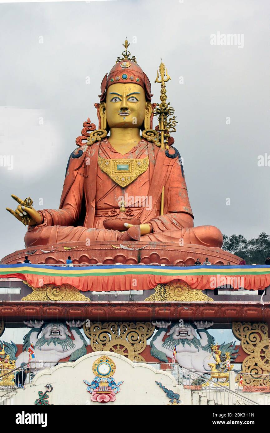 Vue panoramique de la statue de Guru Padmasambhava Guru Rinpoché, le Saint patron de Sikkim sur la colline de Samdruptse, Namchi à Sikkim, Inde. Banque D'Images