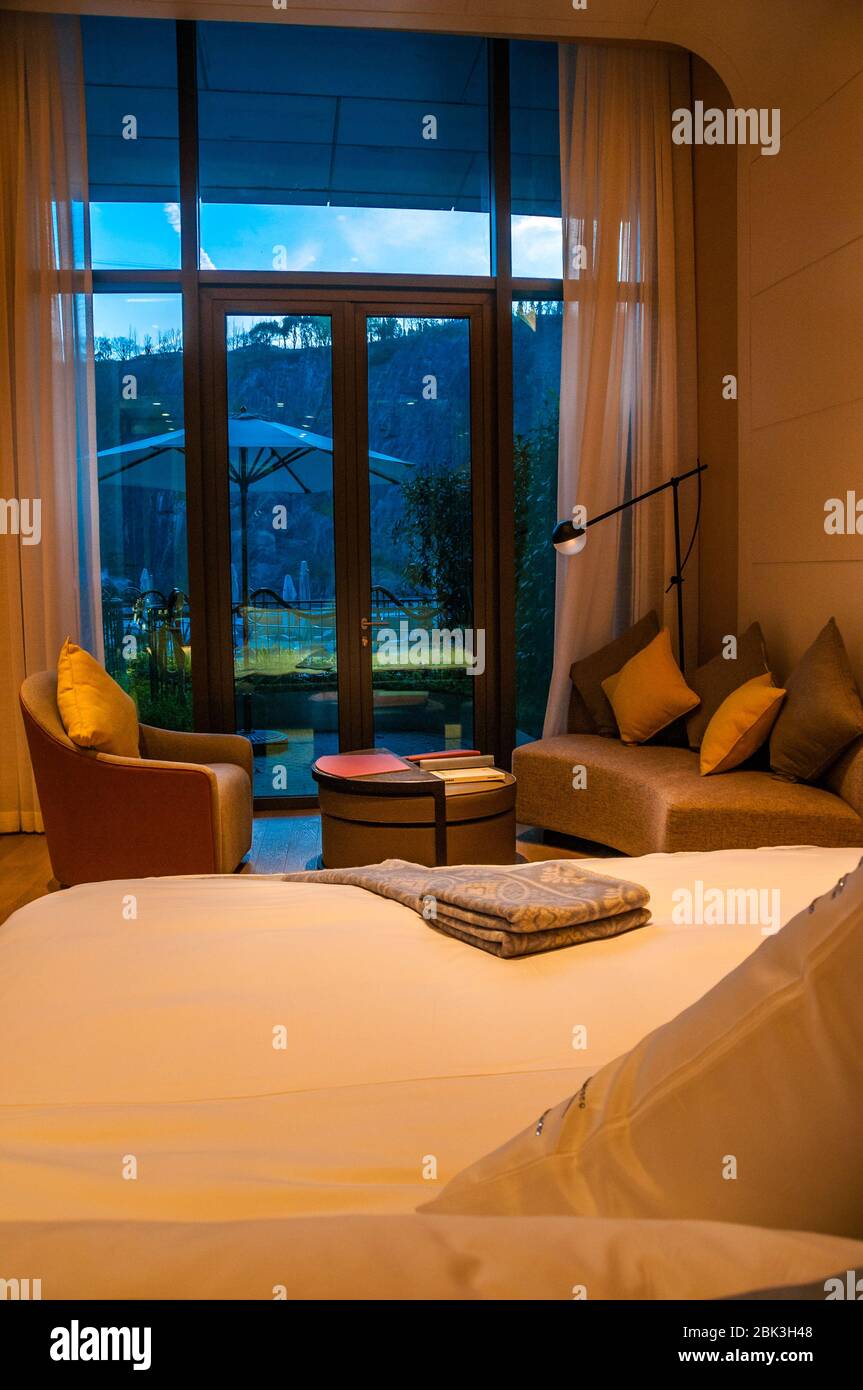 Vue depuis une salle de bains privative du niveau du lac de l'Intercontinental Shanghai Wonderland, un hôtel souterrain construit dans une ancienne carrière. Banque D'Images